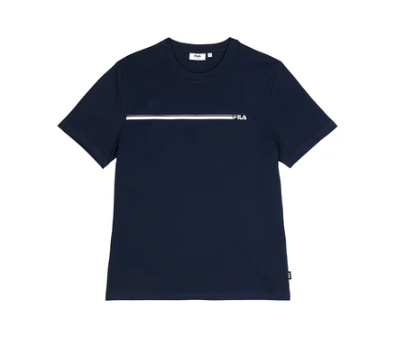 T-shirt bleu marine à manches courtes et col rond. Une bande horizontale blanche et rouge traverse la poitrine, avec le logo blanc « FILA » à sa droite.
