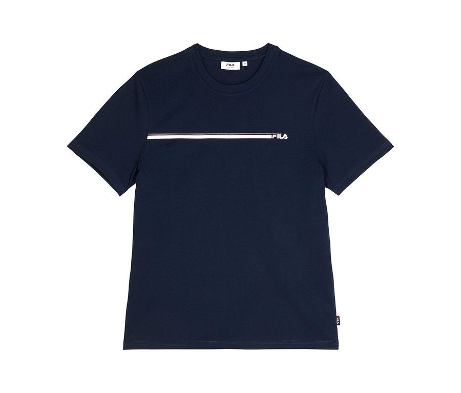T-shirt bleu marine à manches courtes et col rond. Une bande horizontale blanche et rouge traverse la poitrine, avec le logo blanc « FILA » à sa droite.