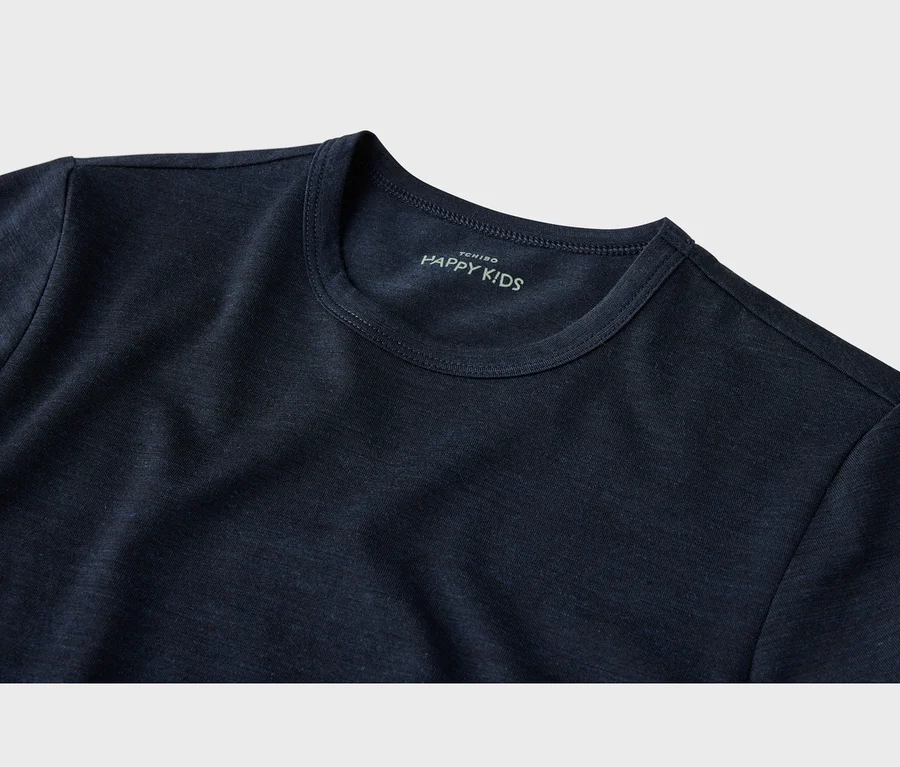 T-shirt bleu foncé à la texture chinée subtile, avec un col rond et une étiquette vert clair "TCHIBO HAPPY KIDS" imprimée à l'intérieur du col.