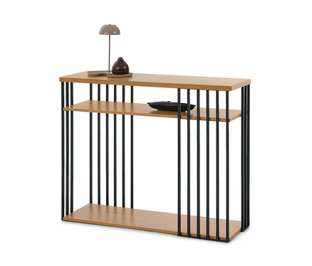Console en bois clair avec des barres verticales en métal noir. Sur l'étagère supérieure, une petite lampe grise et un vase marron foncé sur un plateau. Un bol décoratif foncé se trouve sur l'étagère du milieu.