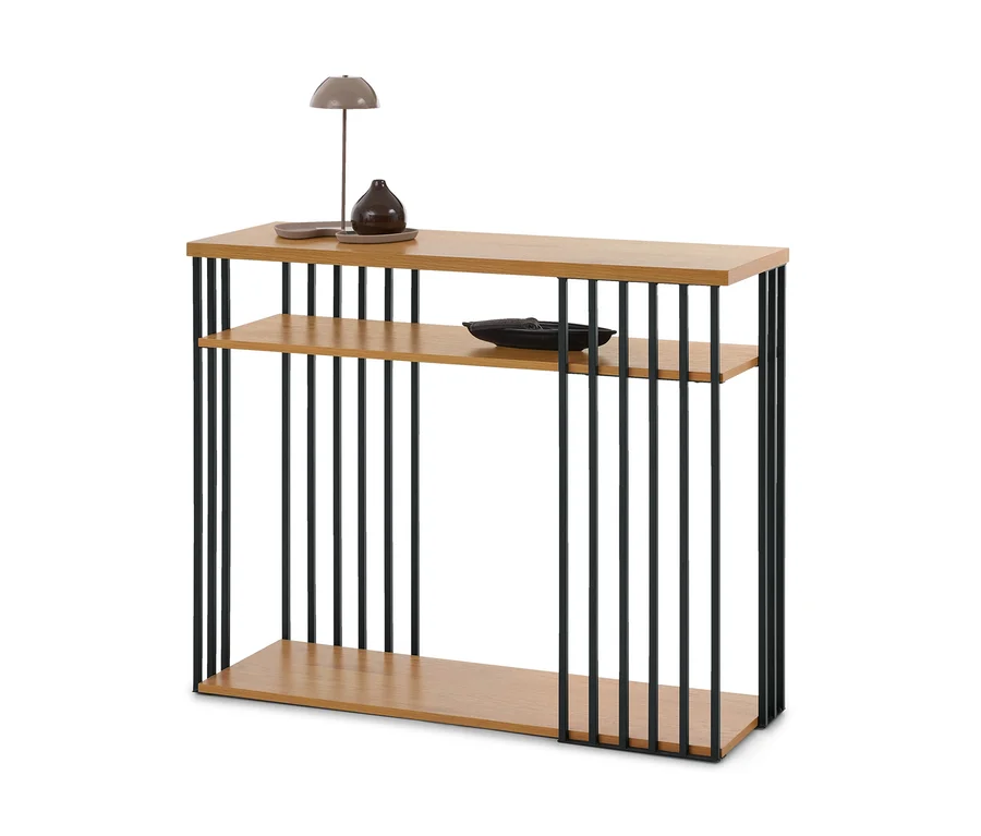Console en bois clair avec des barres verticales en métal noir. Sur l'étagère supérieure, une petite lampe grise et un vase marron foncé sur un plateau. Un bol décoratif foncé se trouve sur l'étagère du milieu.