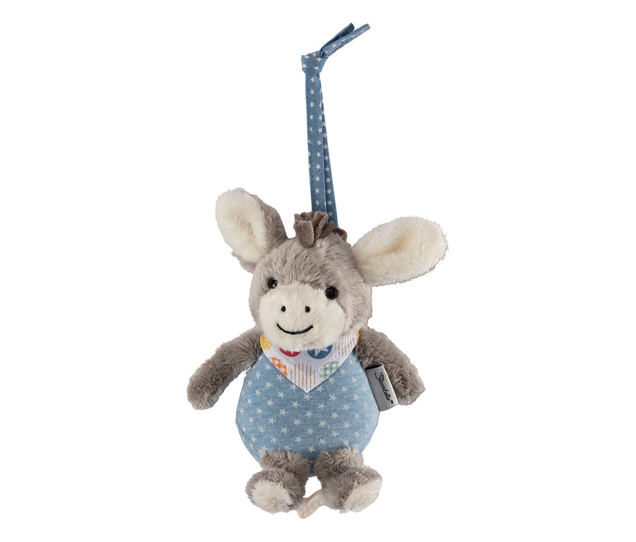 Un âne en peluche gris avec une salopette bleue à étoiles blanches, un bandana coloré et une boucle de suspension bleue à motifs d'étoiles.