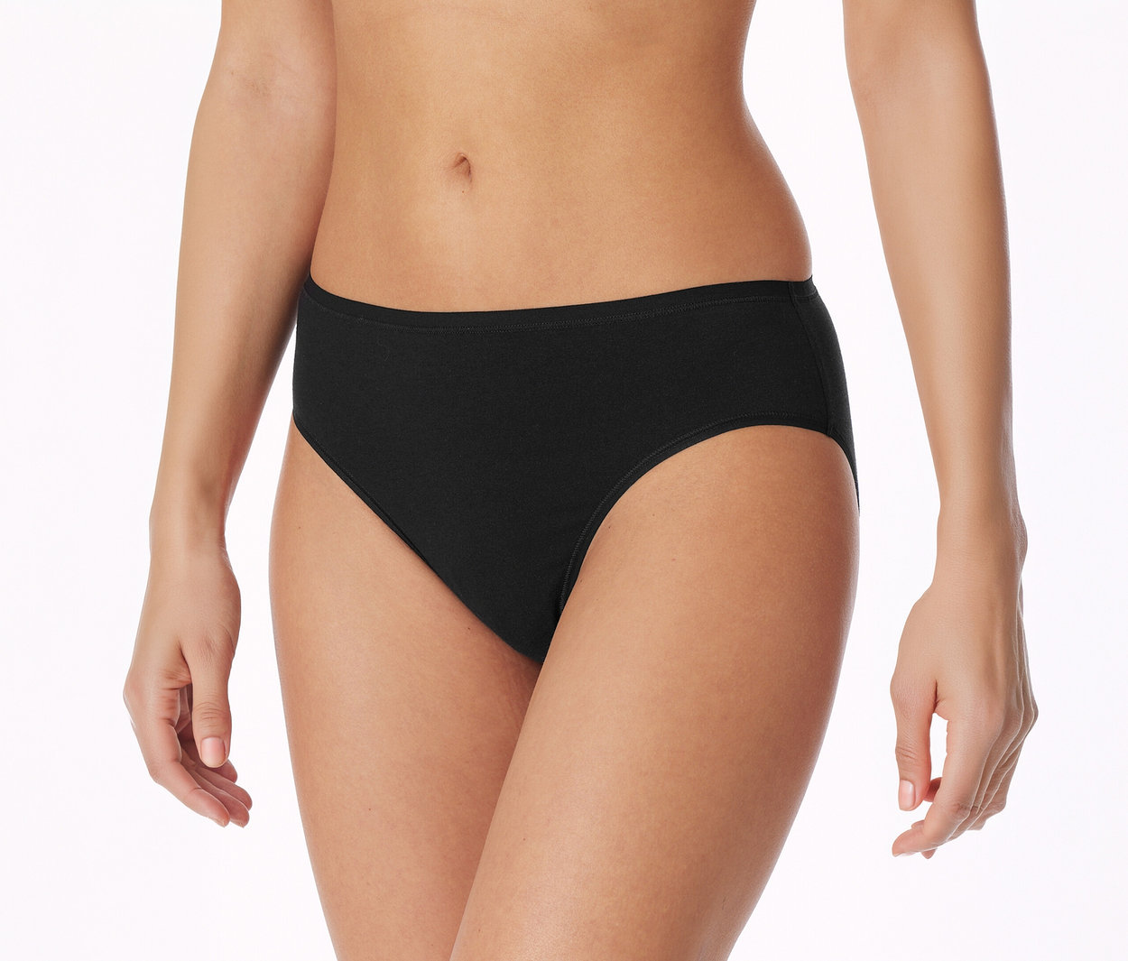 Gros plan d'une personne portant une culotte noire taille haute sur un fond blanc.