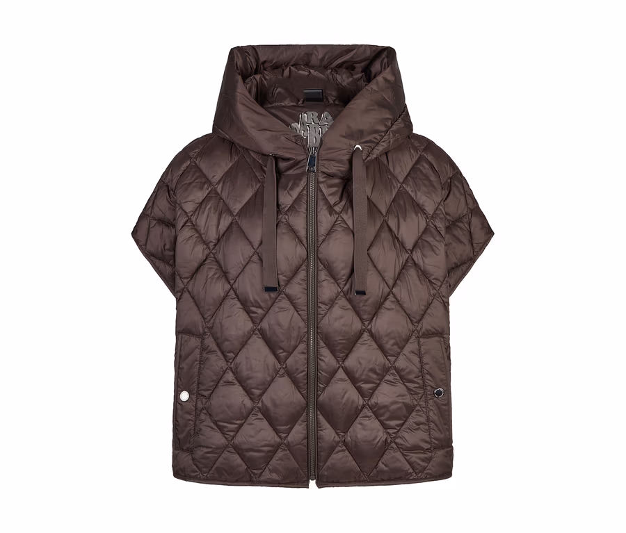 Gilet matelassé marron avec capuche et fermeture éclair.