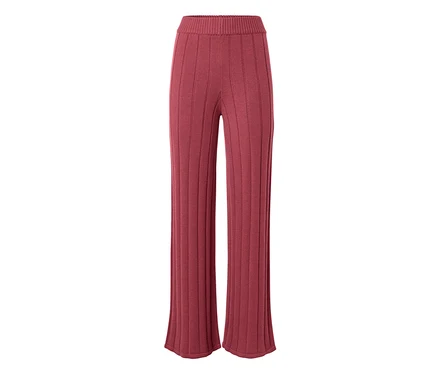 Pantalon large en maille côtelée rouge bordeaux avec taille élastique.