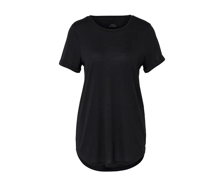 T-shirt noir à manches courtes.