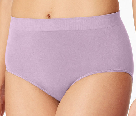 Gros plan d'une personne portant une culotte taille haute lilas avec une ceinture côtelée.