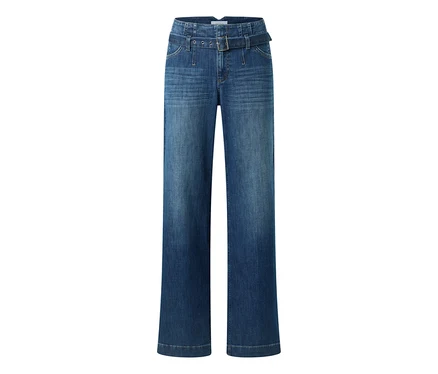 Jean bleu taille haute, coupe large, avec une ceinture en tissu assortie et une boucle.