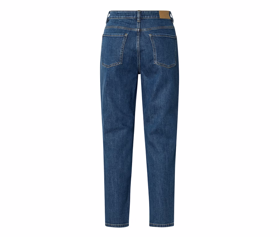Jean bleu, vu de dos, avec deux poches arrière et une étiquette marron clair sur la ceinture.