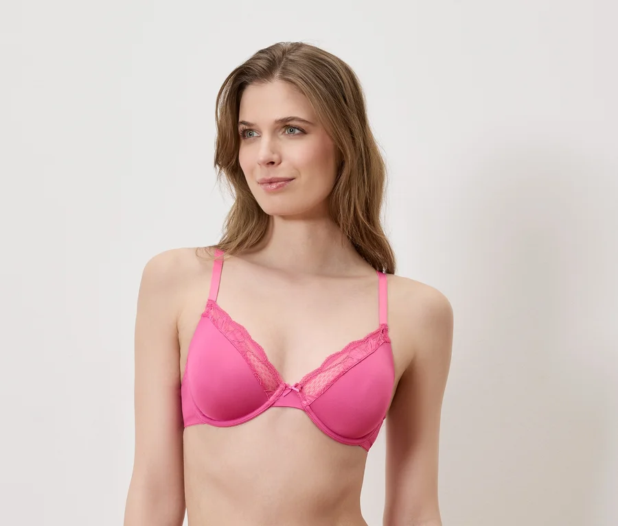 Femme portant un soutien-gorge rose avec de la dentelle.