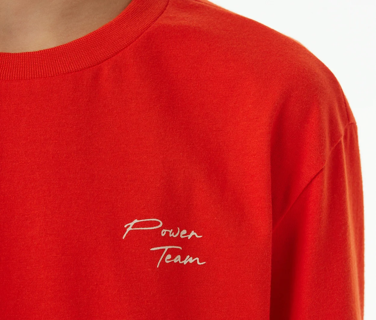 Haut de pyjama enfant rouge à manches longues avec broderie blanche "Power Team" sur la poitrine.