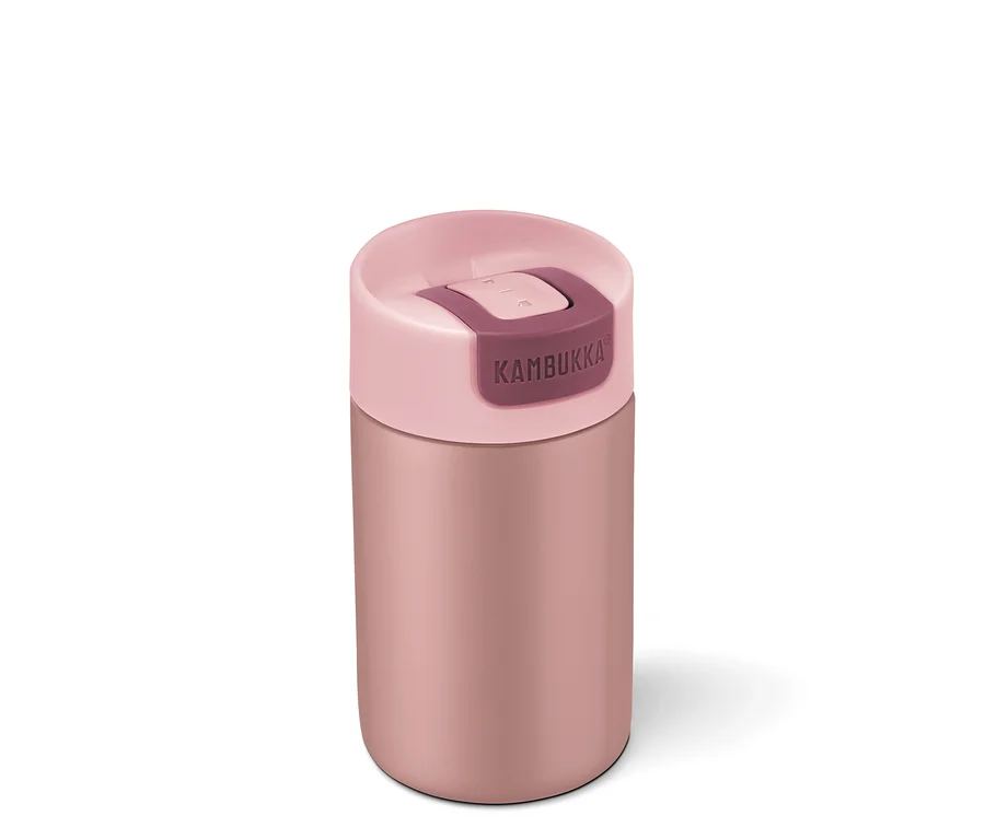 Mug isotherme couleur or rose avec un couvercle rose bicolore. La marque « KAMBUKKA » est sur le couvercle.