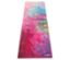 Gros plan d'un tapis de yoga avec un motif géométrique triangulaire dans des tons de rose, violet et bleu.