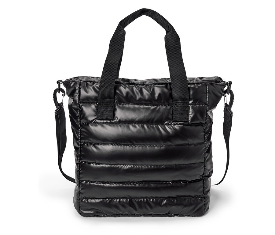 Un sac fourre-tout noir matelassé avec des poignées courtes et une longue bandoulière.
