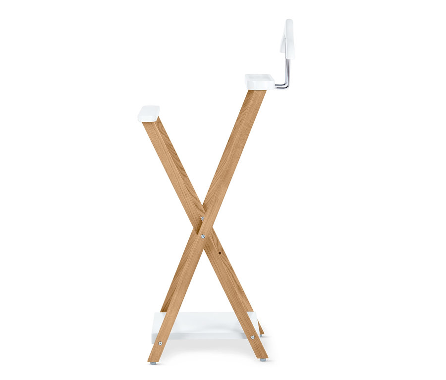 Vue latérale d'une chaise haute pour enfant avec un cadre en bois clair et un siège blanc.