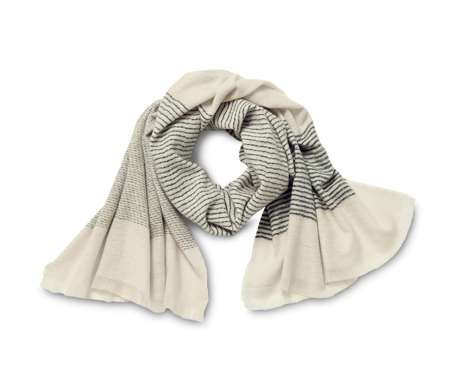 Écharpe tissée à rayures beige.