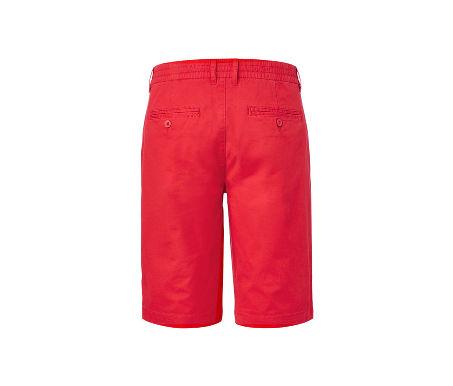 Short chino rouge vu de derrière.