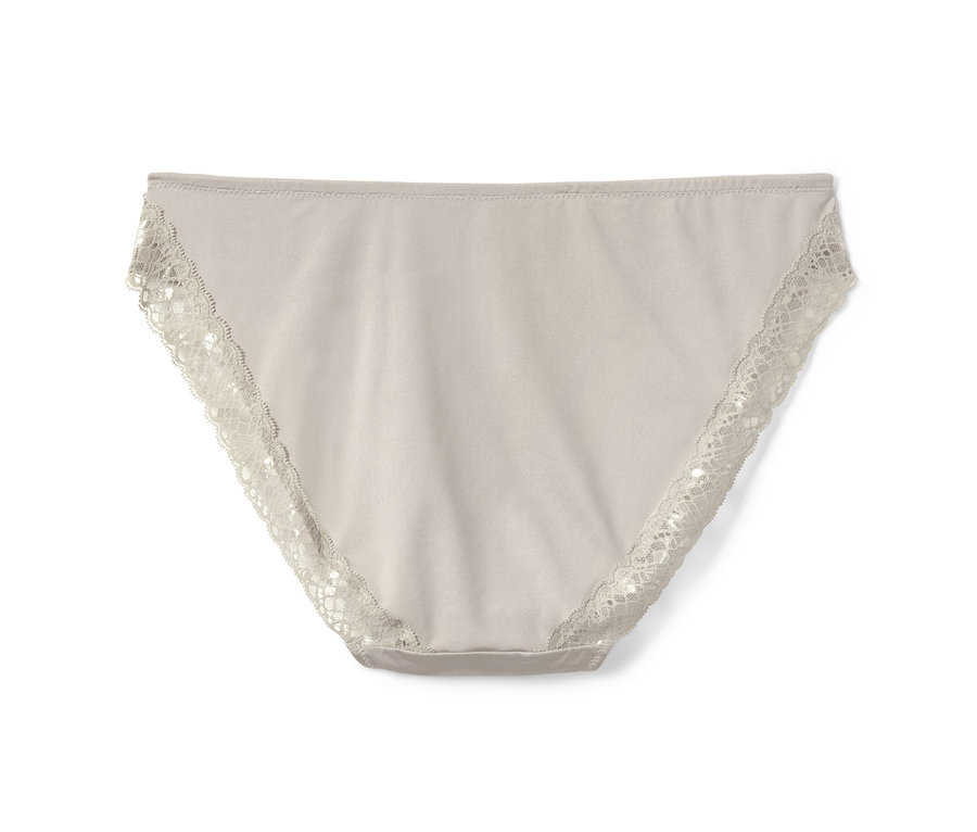 Culotte grège avec dentelle.