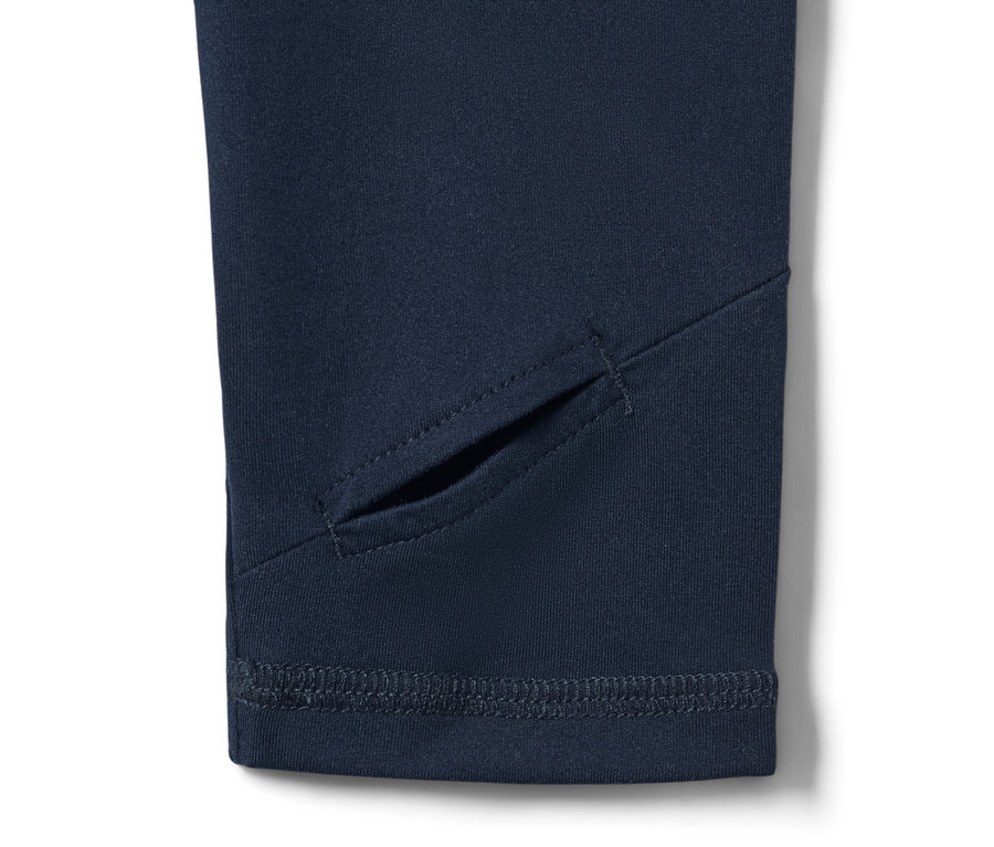 Gros plan sur un t-shirt fonctionnel à manches longues bleu foncé avec un trou pour le pouce.