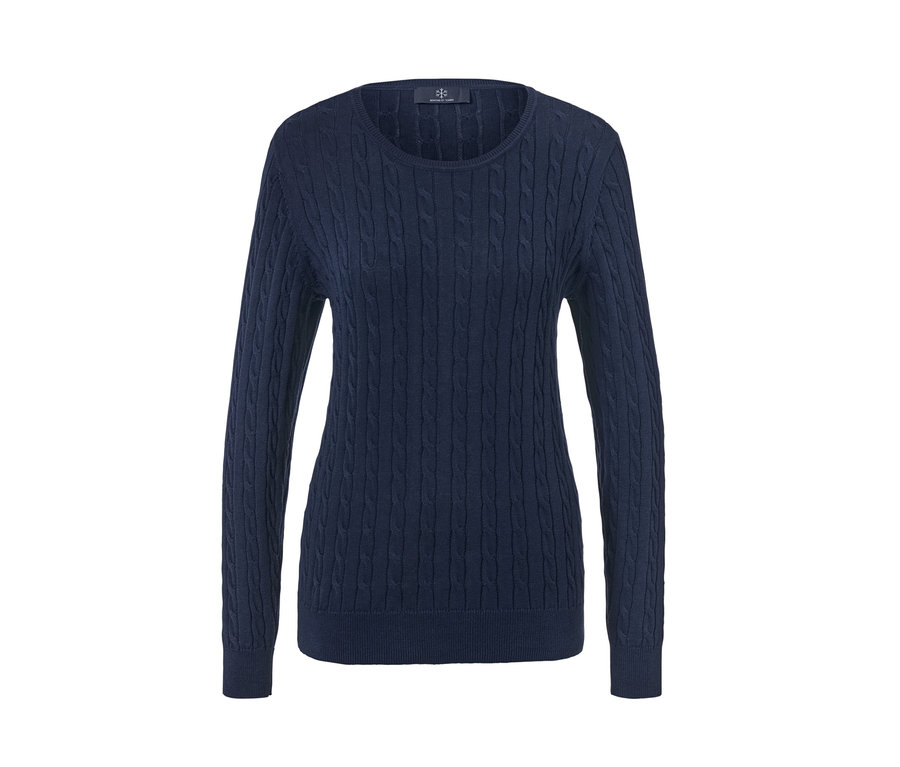 Pull en maille torsadée bleu marine.