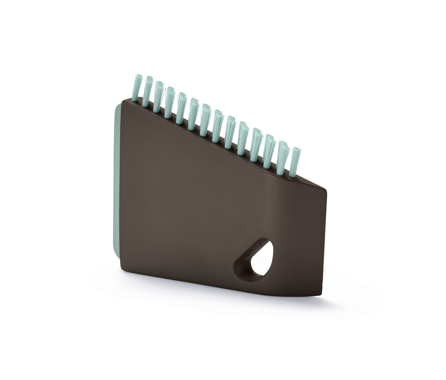 Gros plan d'une brosse de cuisine universelle avec un manche marron et des poils bleu clair.