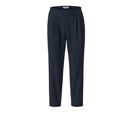 Un chino décontracté bleu marine.