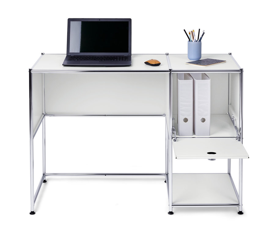 Ordinateur portable et souris sur un bureau en métal « CN3 » blanc avec porte abattante. À côté, un pot à crayons bleu et deux classeurs blancs.