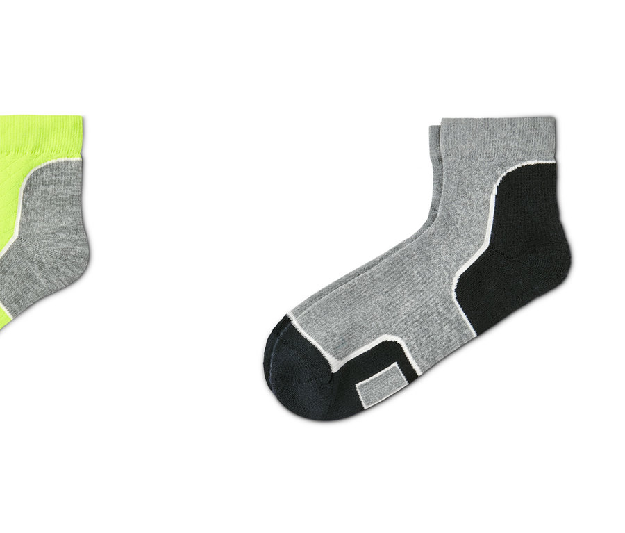 Deux paires de socquettes de contention pour la course, une paire en jaune néon et gris, l'autre en gris et noir.