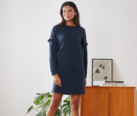Femme posant dans une robe molletonnée.
