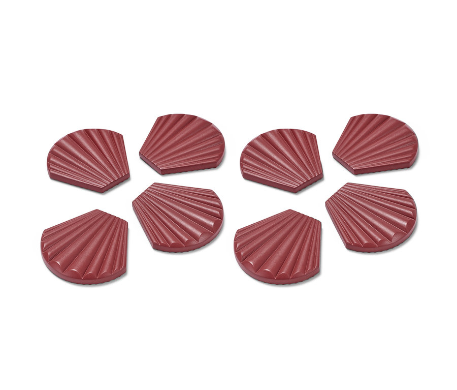 Huit poids de nappe bordeaux en forme de coquillage disposés sur un fond blanc.