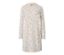 Chemise de nuit crème avec imprimé intégral de personnages et d'arbres hivernaux.