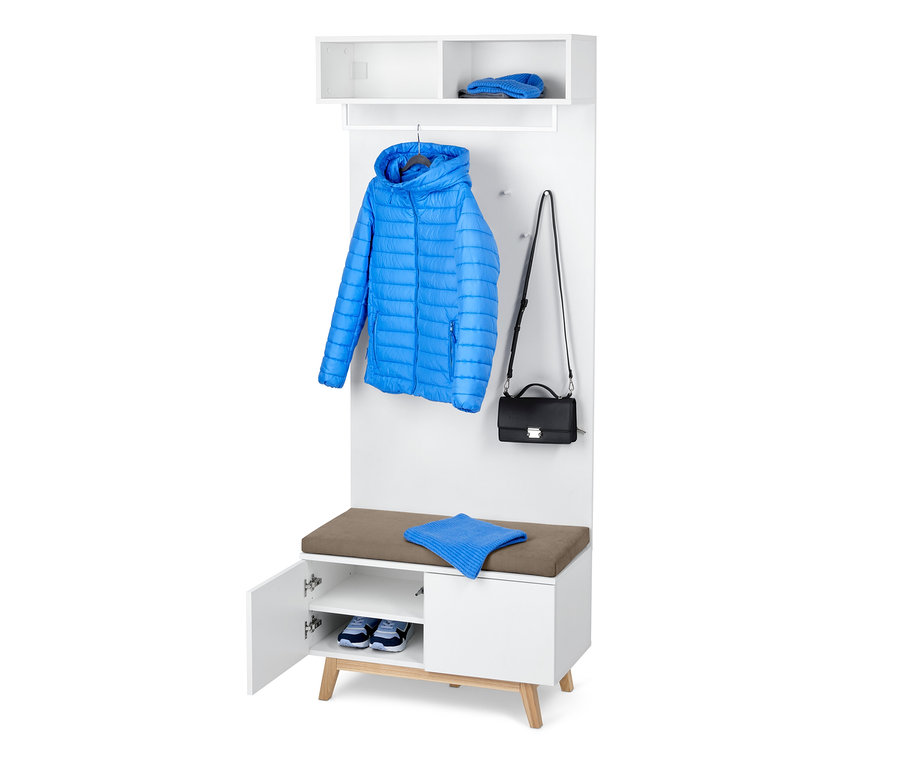 Porte-manteau blanc avec banc, veste bleue suspendue, sac à main noir et pull bleu sur le banc.