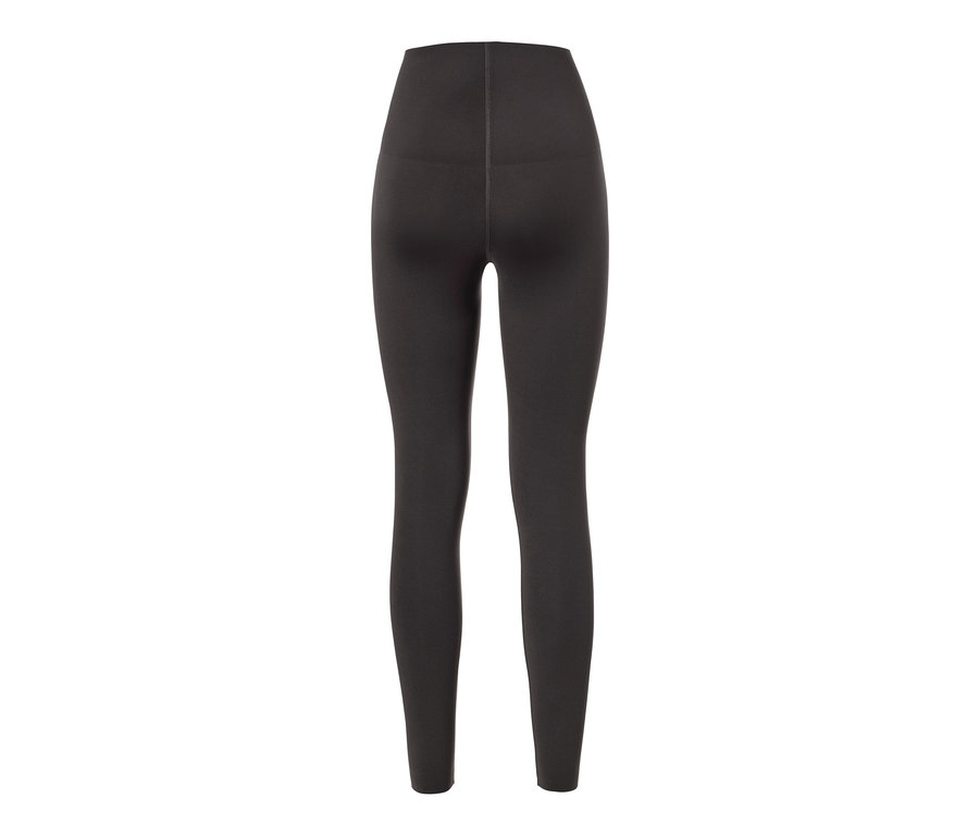 Vue détaillée de l'arrière d'une femme portant un legging de sport premium 7/8.