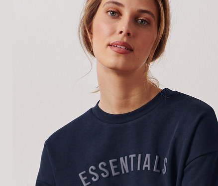 Une femme porte un sweat-shirt bleu foncé.
