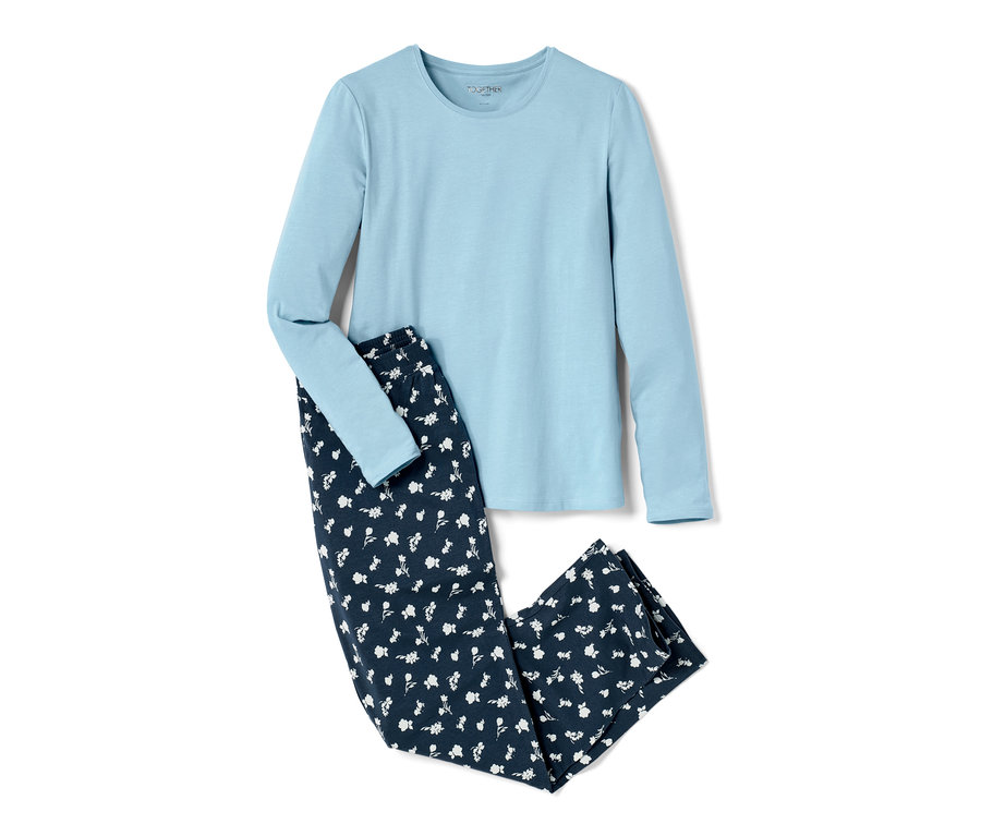 Pyjama bleu à manches longues et pantalon fleuri.