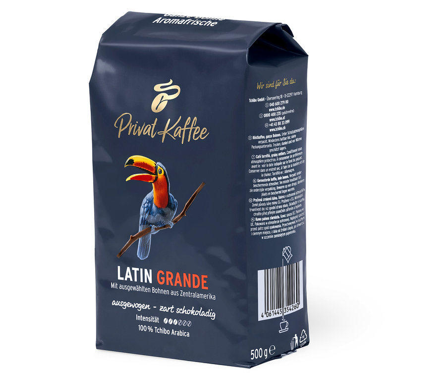 Un paquet de café en grains Privat Kaffee Latin Grande avec un toucan sur une branche.