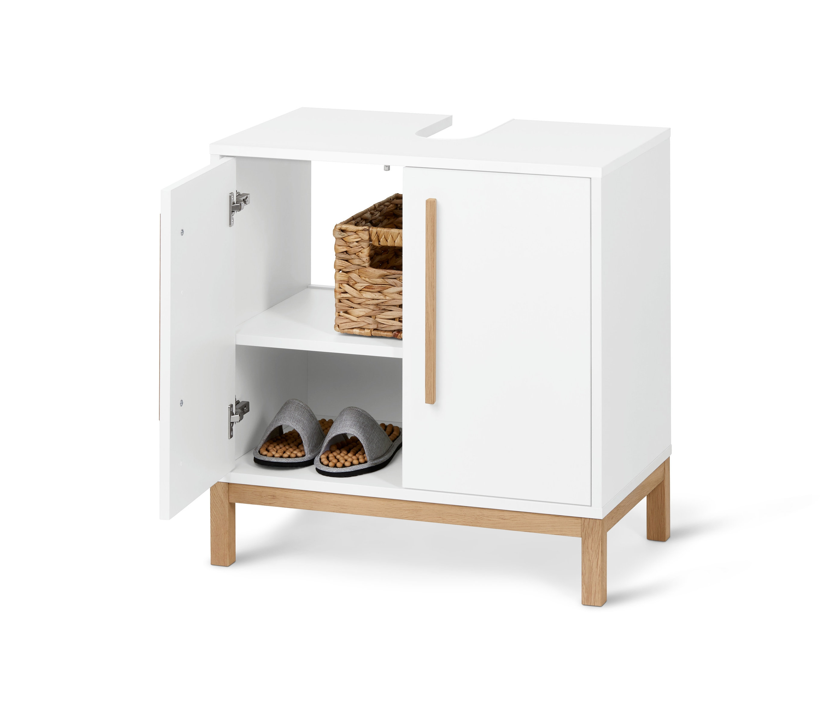 Un meuble sous vasque «	Eklund	» blanc ouvert avec un panier et des chaussons à l'intérieur.