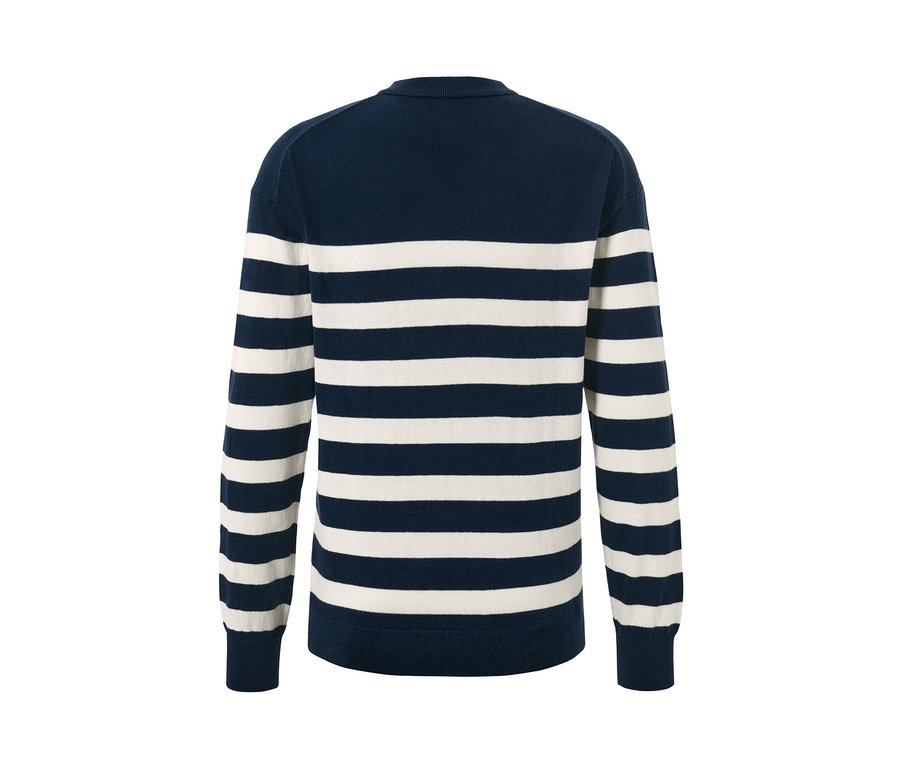 Vue détaillée d'un pull à encolure ronde bleu marine avec des rayures horizontales blanches.