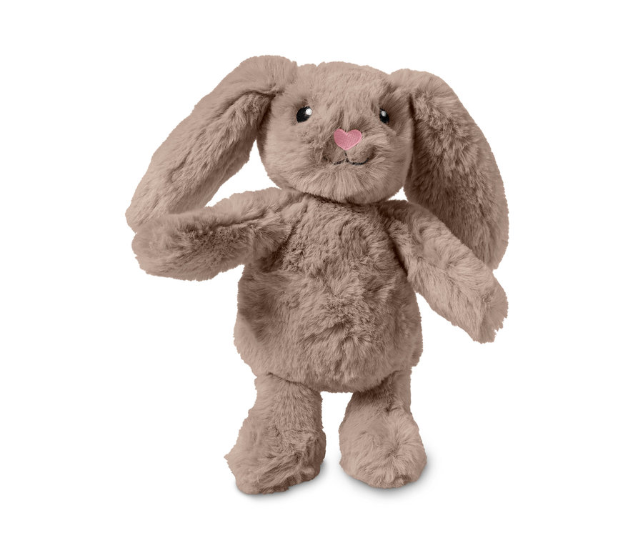 Un lapin en peluche marron se dresse sur un fond blanc.