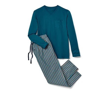 Un pyjama bleu marine avec un pantalon tissé est posé plié.