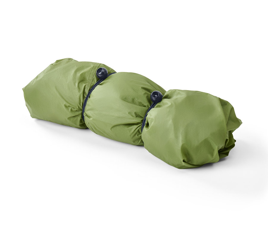 Une bâche verte enroulée maintenue par 12 tendeurs en caoutchouc avec boule.