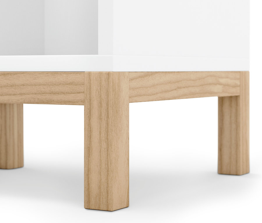 Gros plan sur un meuble de salle de bain avec des pieds en bois.