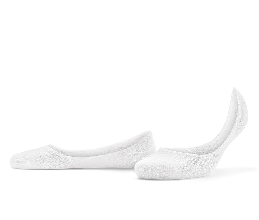 Deux paires de socquettes de sport blanches.
