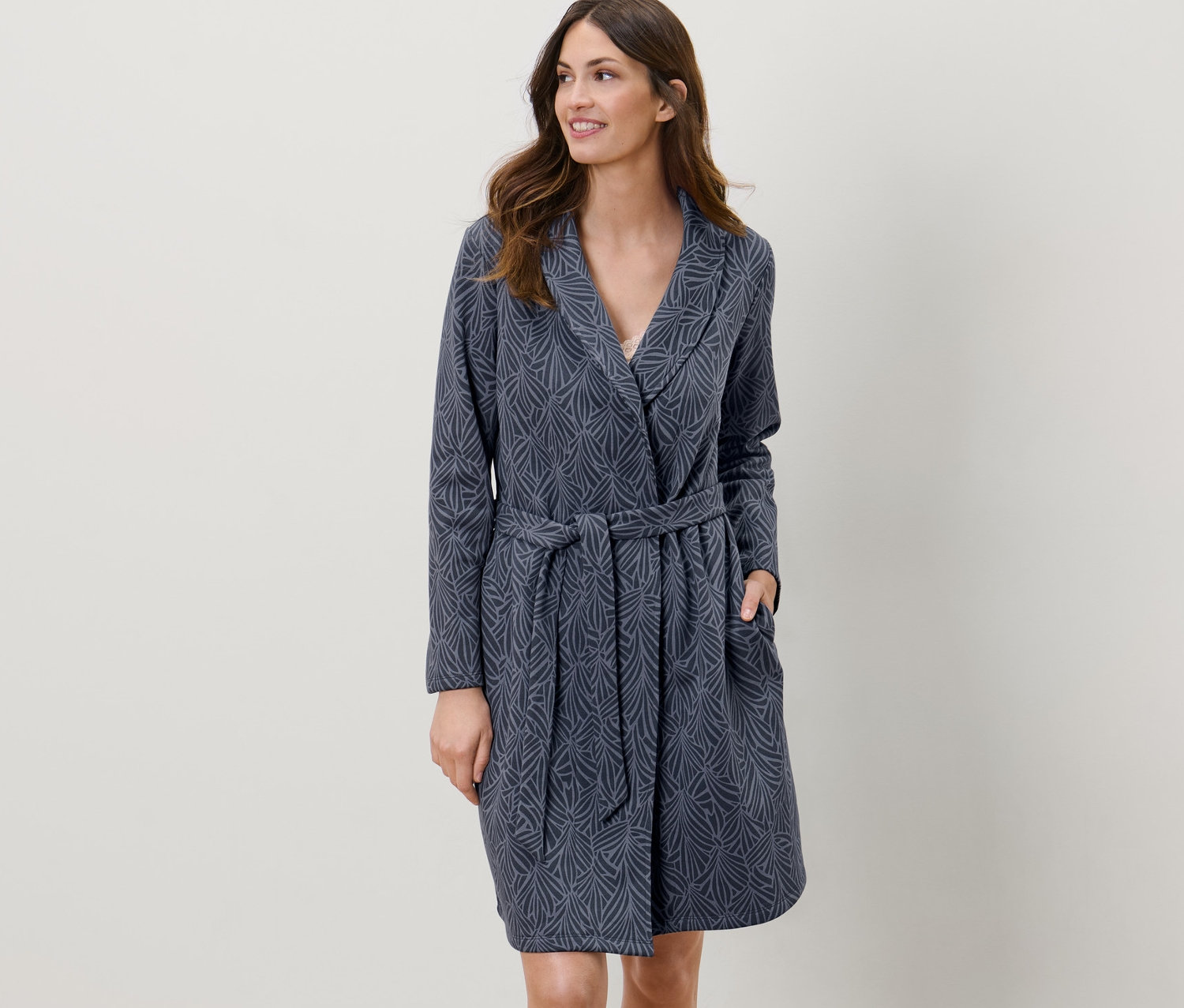 Femme portant une robe de chambre.