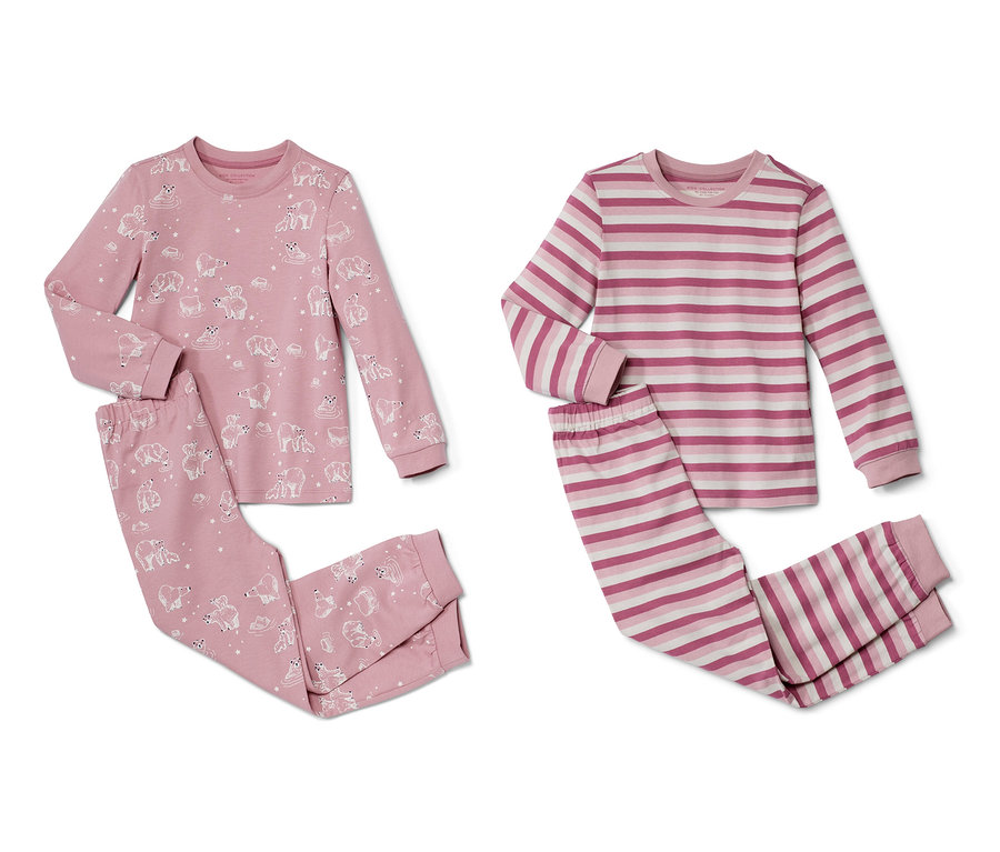 Deux pyjamas roses pour enfants. L'un avec un motif d'ours, l'autre avec des rayures roses et blanches.