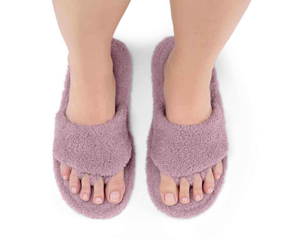 Vue de dessus des pieds portant des pantoufles de relaxation.