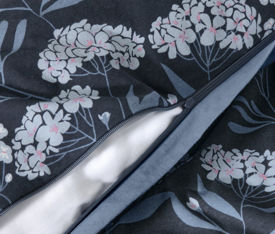 Vue détaillée d'une parure de lit en jersey d'hiver ouverte avec un motif floral.