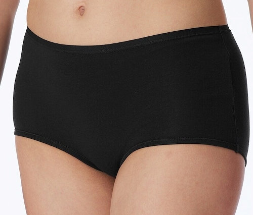 Une personne porte un short SCHIESSER noir.