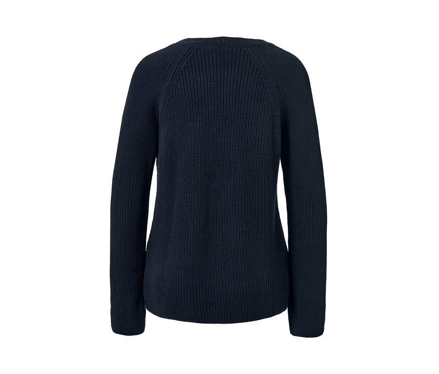 Vue détaillée d'un pull en maille bleu marine.
