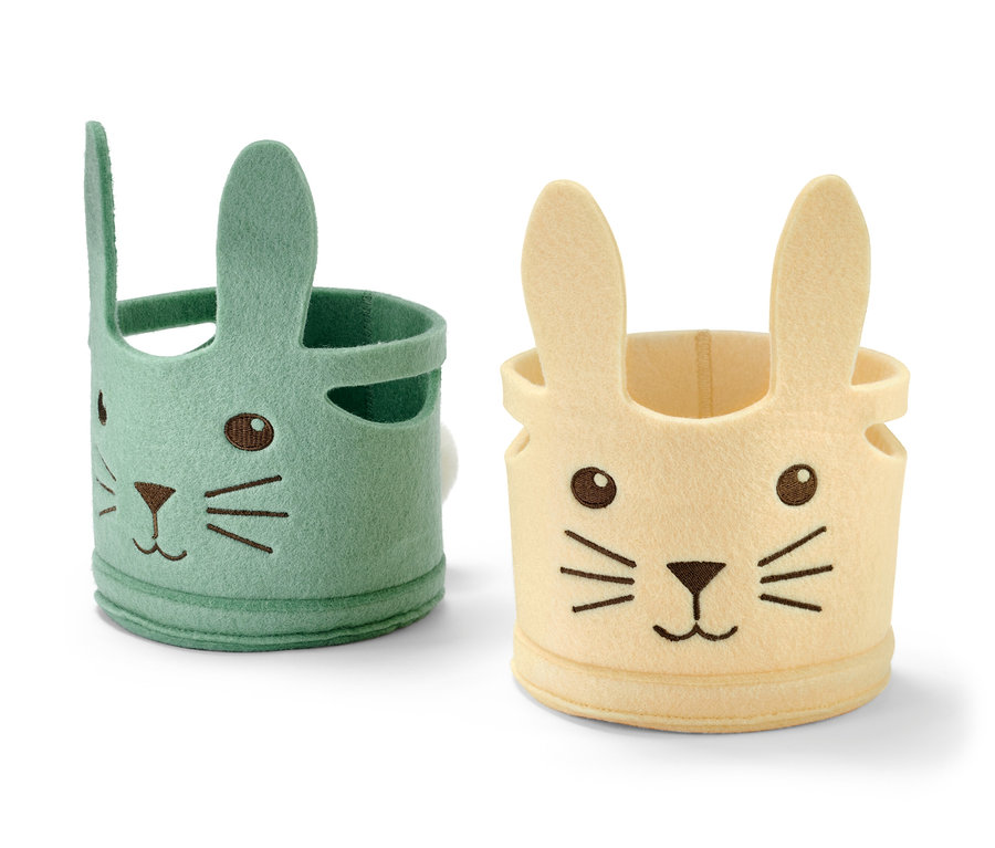 Deux petits paniers de Pâques avec un motif de lapin, un vert et un beige.
